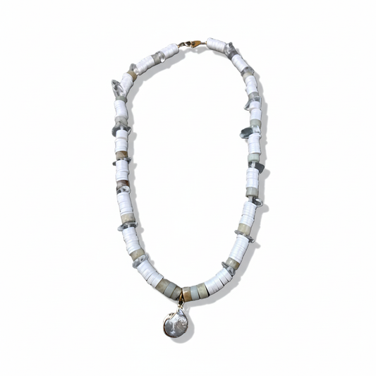 Photo studio - Collier blanc médaillon